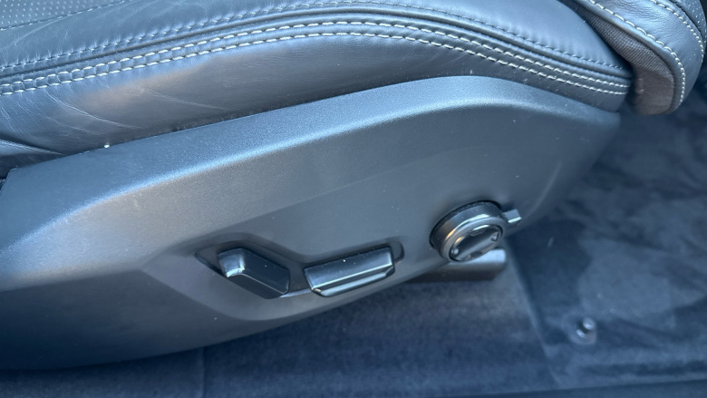 Volvo XC60 2.0 B5P Ultra Dark 5dr AWD Geartronic Petrol Estate